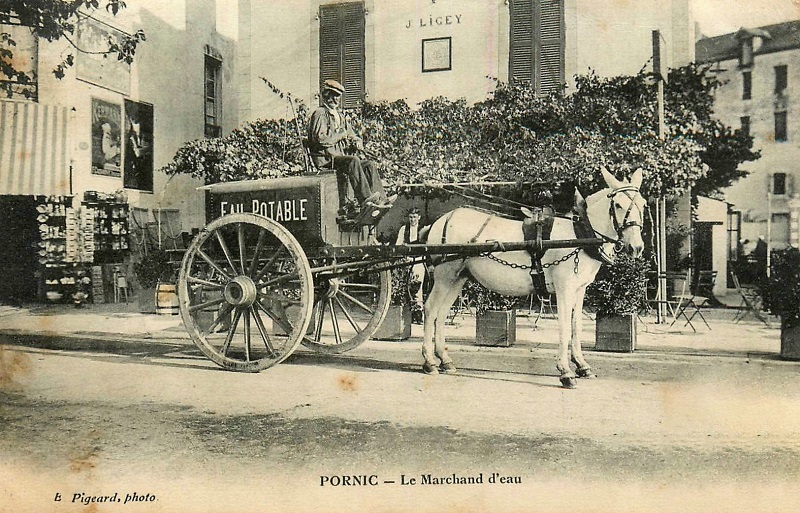 Comerciante de agua francés fotografiado en Pornic por E. Pigeard (s. XX)